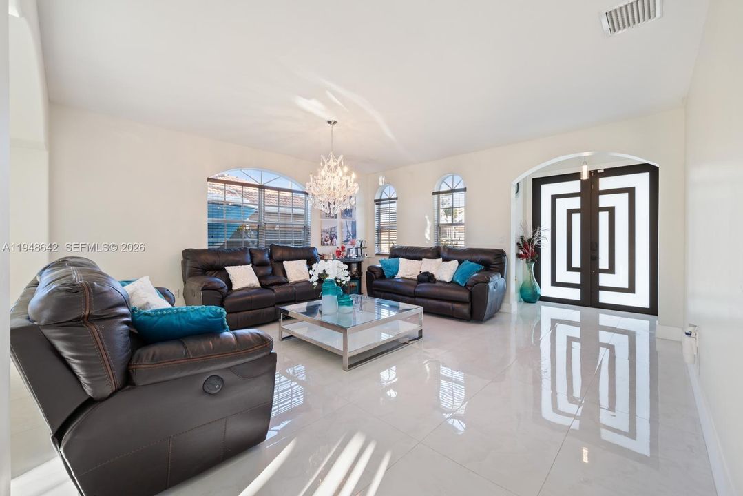 Activo con contrato: $5,295 (4 camas, 4 baños, 3068 Pies cuadrados)