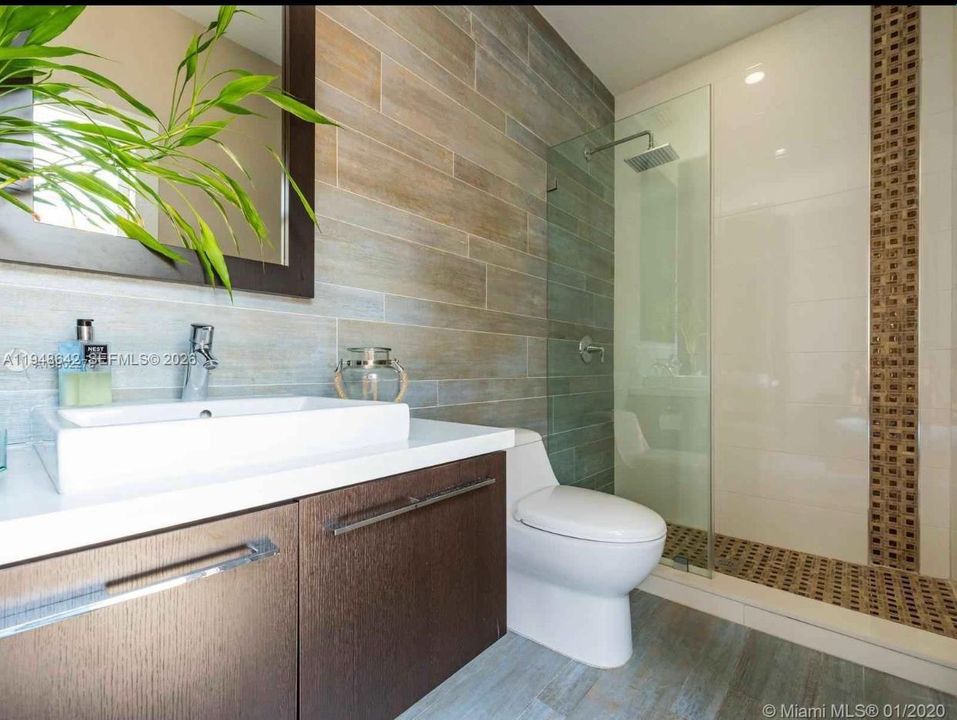 Activo con contrato: $5,295 (4 camas, 4 baños, 3068 Pies cuadrados)