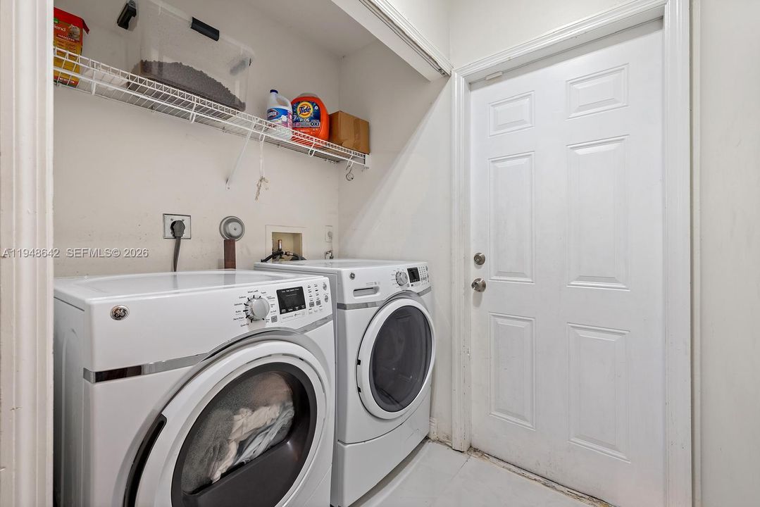 Activo con contrato: $5,295 (4 camas, 4 baños, 3068 Pies cuadrados)