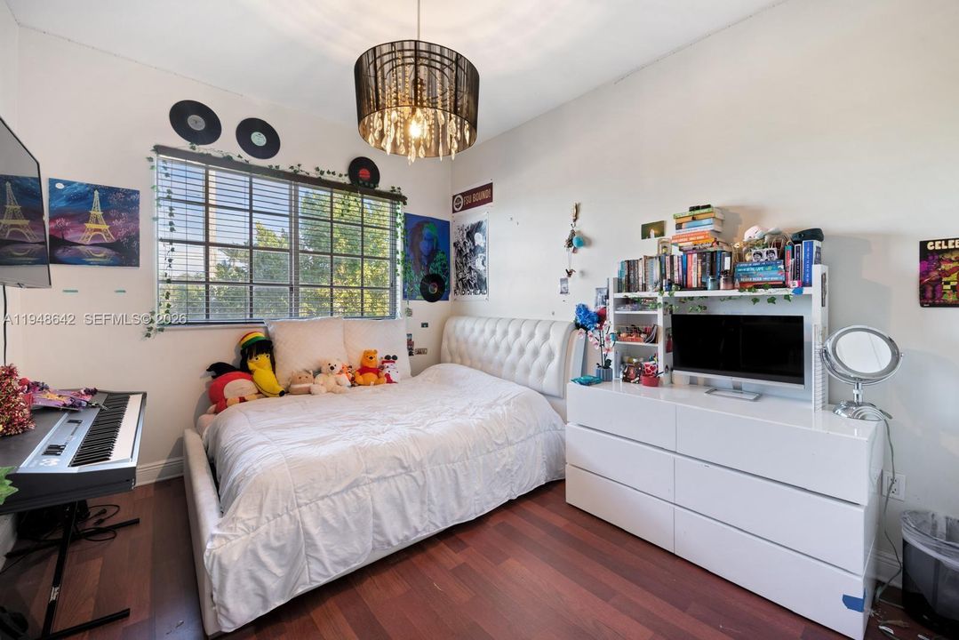 Activo con contrato: $5,295 (4 camas, 4 baños, 3068 Pies cuadrados)