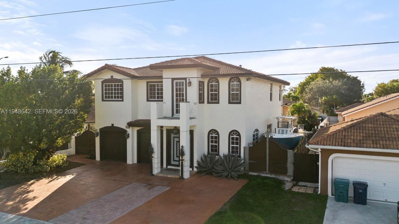 Activo con contrato: $5,295 (4 camas, 4 baños, 3068 Pies cuadrados)