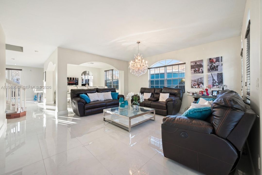 Activo con contrato: $5,295 (4 camas, 4 baños, 3068 Pies cuadrados)