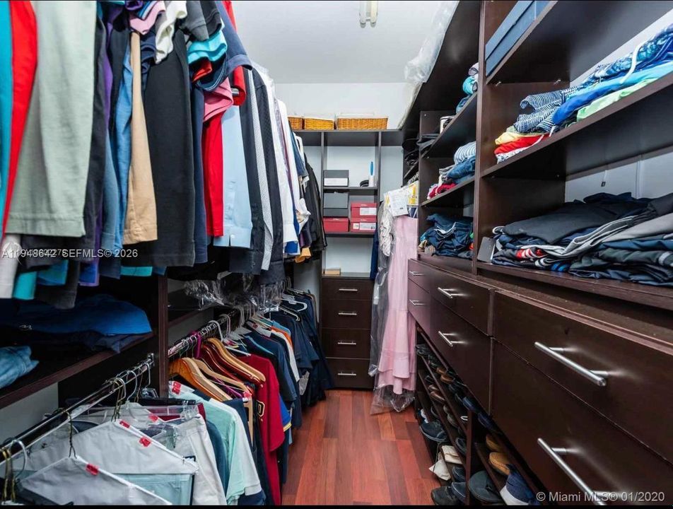 Activo con contrato: $5,295 (4 camas, 4 baños, 3068 Pies cuadrados)
