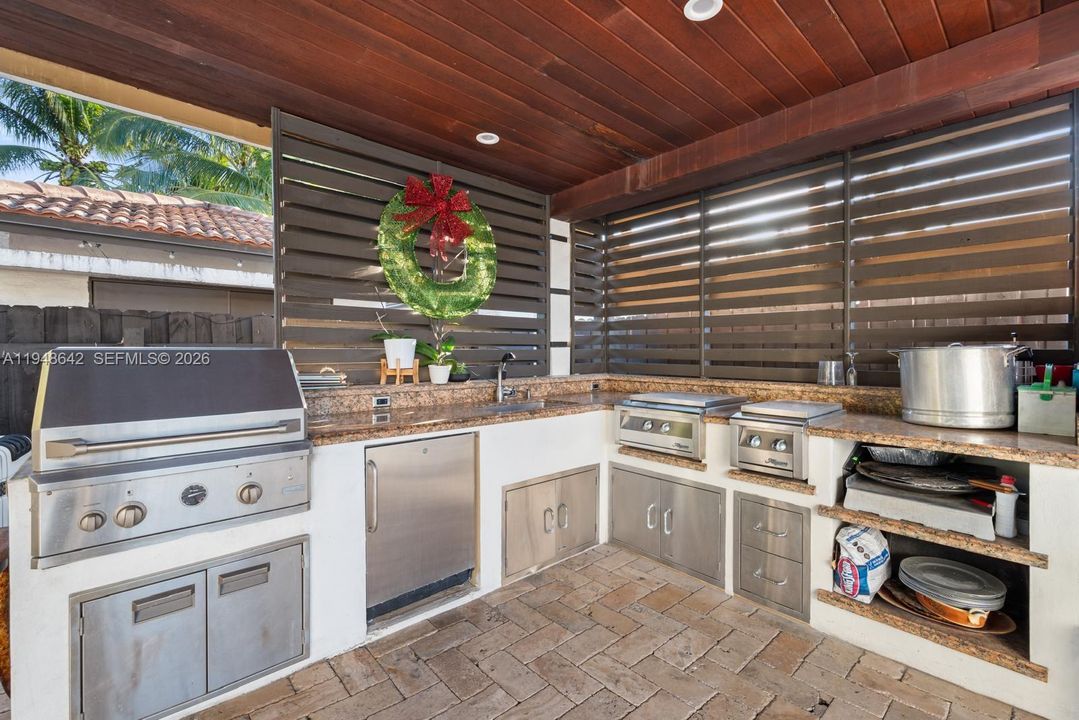 Activo con contrato: $5,295 (4 camas, 4 baños, 3068 Pies cuadrados)