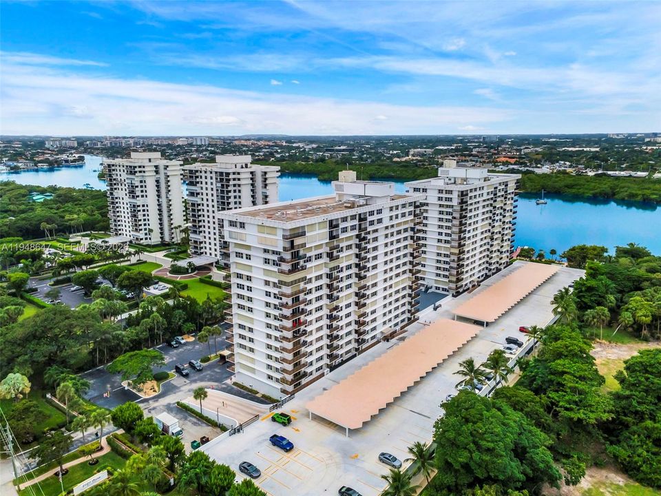 For Sale: $565,000 (2 beds, 2 baths, 1078 Square Feet)