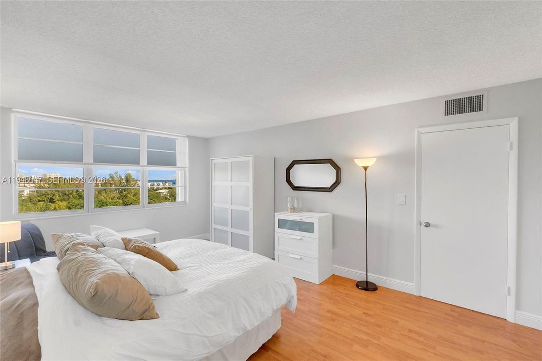 For Sale: $565,000 (2 beds, 2 baths, 1078 Square Feet)