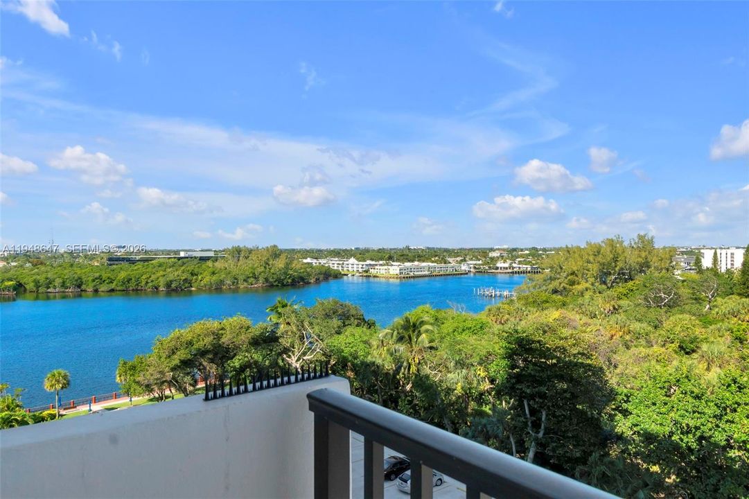 For Sale: $565,000 (2 beds, 2 baths, 1078 Square Feet)
