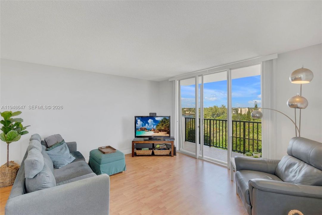 For Sale: $565,000 (2 beds, 2 baths, 1078 Square Feet)