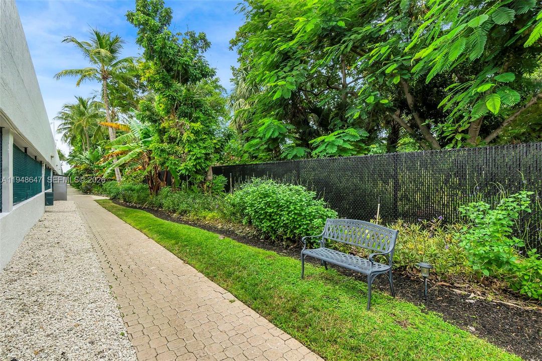 For Sale: $565,000 (2 beds, 2 baths, 1078 Square Feet)