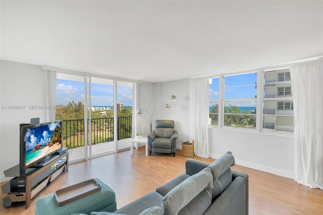 For Sale: $565,000 (2 beds, 2 baths, 1078 Square Feet)