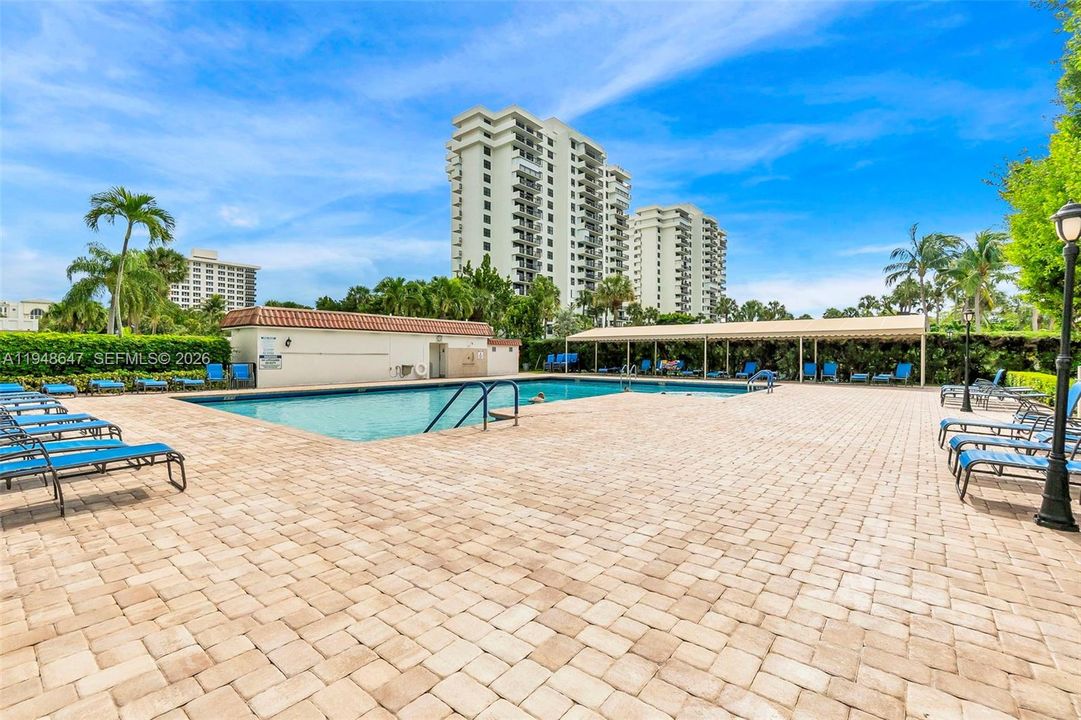For Sale: $565,000 (2 beds, 2 baths, 1078 Square Feet)