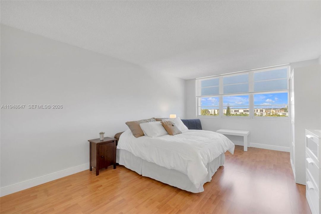 For Sale: $565,000 (2 beds, 2 baths, 1078 Square Feet)