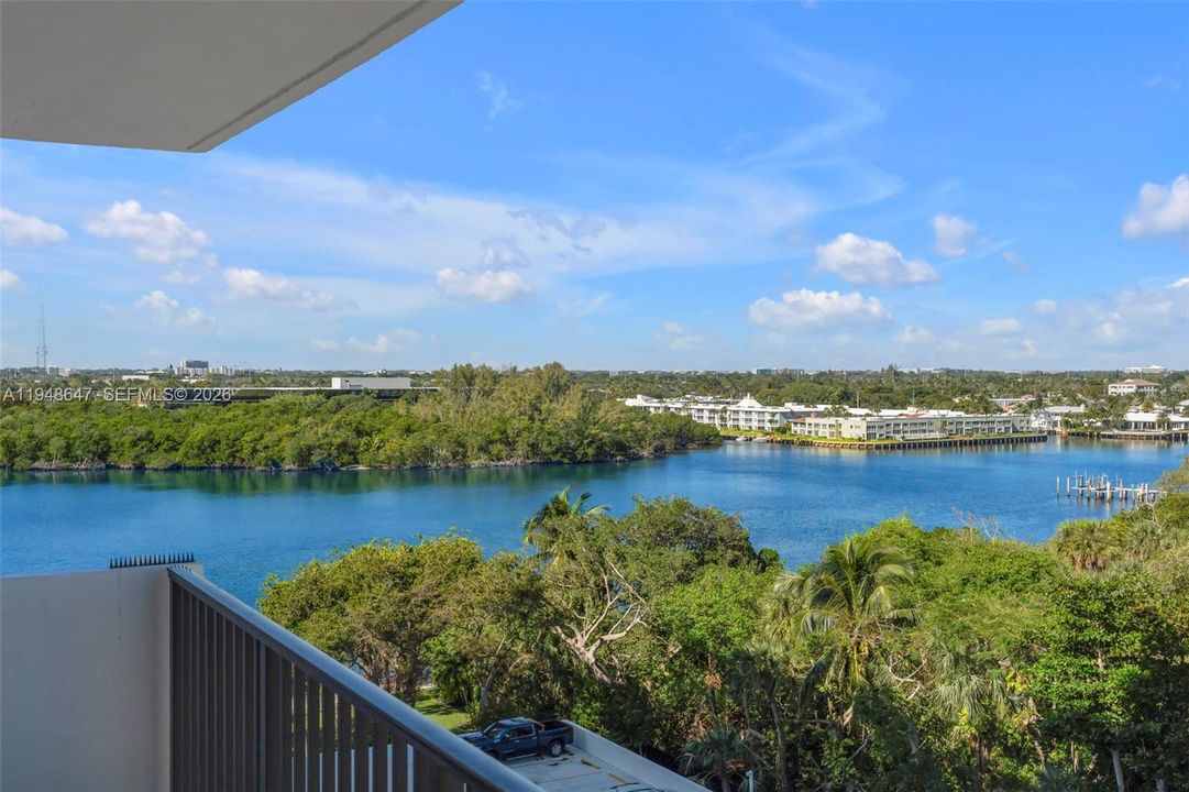 For Sale: $565,000 (2 beds, 2 baths, 1078 Square Feet)