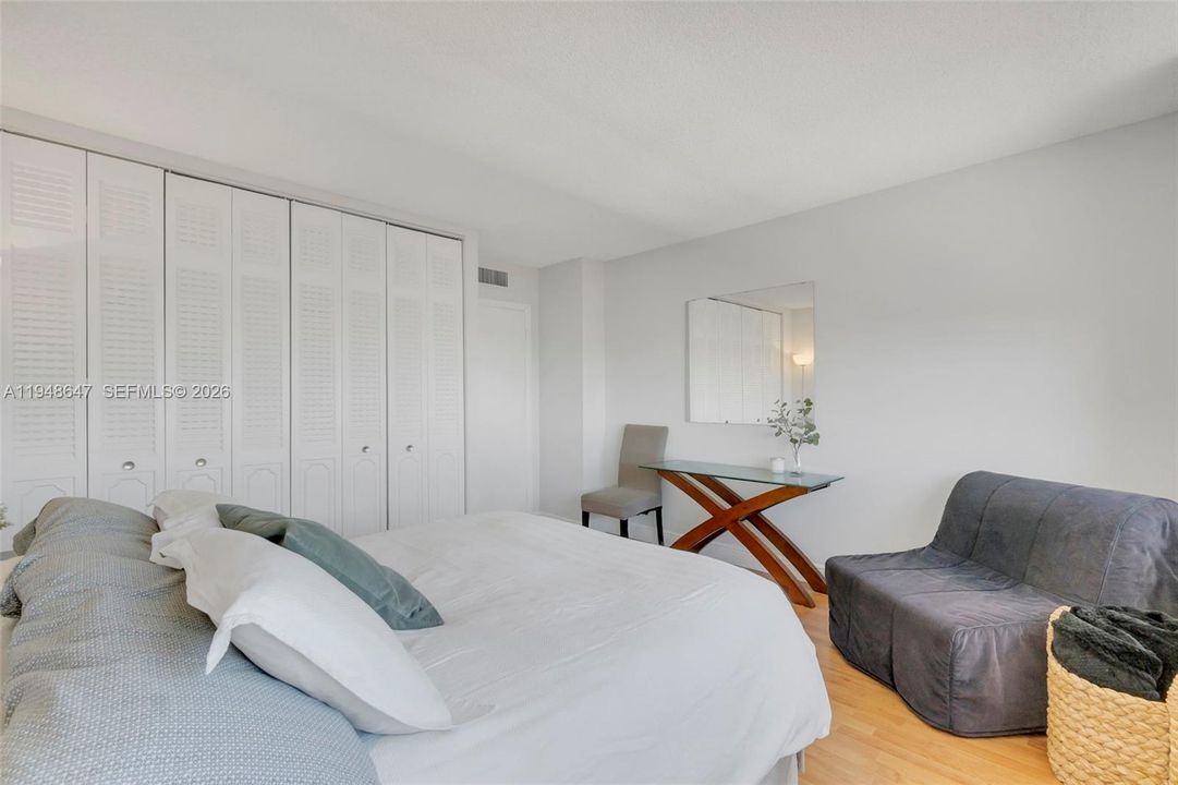 For Sale: $565,000 (2 beds, 2 baths, 1078 Square Feet)