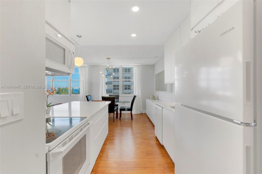 For Sale: $565,000 (2 beds, 2 baths, 1078 Square Feet)
