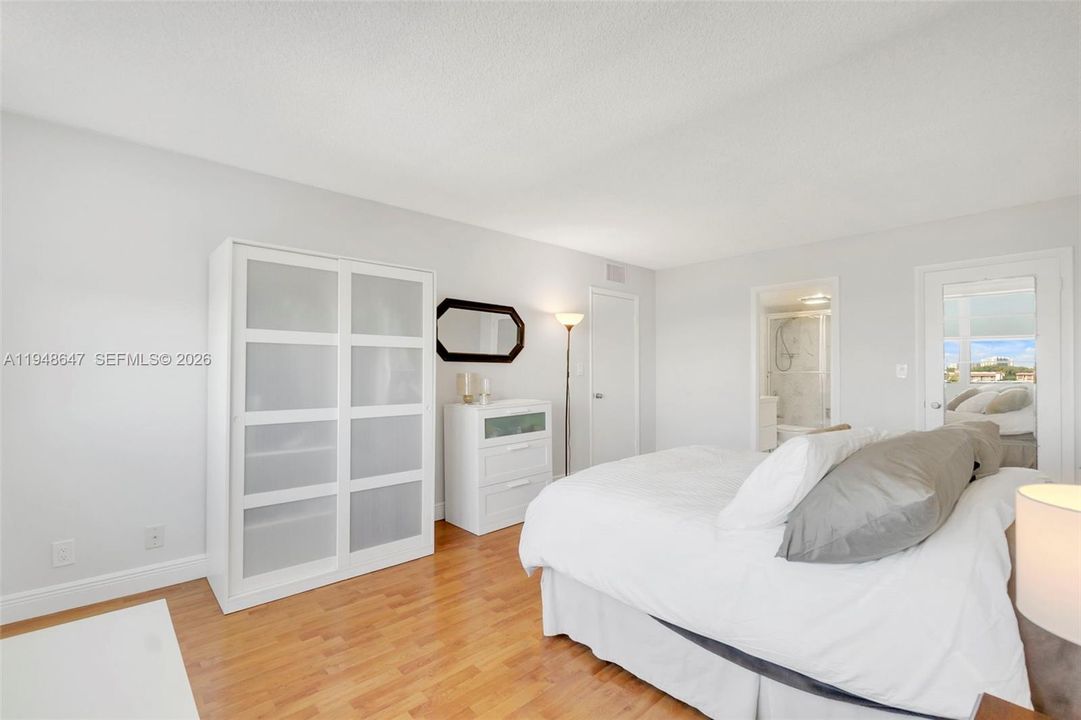 For Sale: $565,000 (2 beds, 2 baths, 1078 Square Feet)