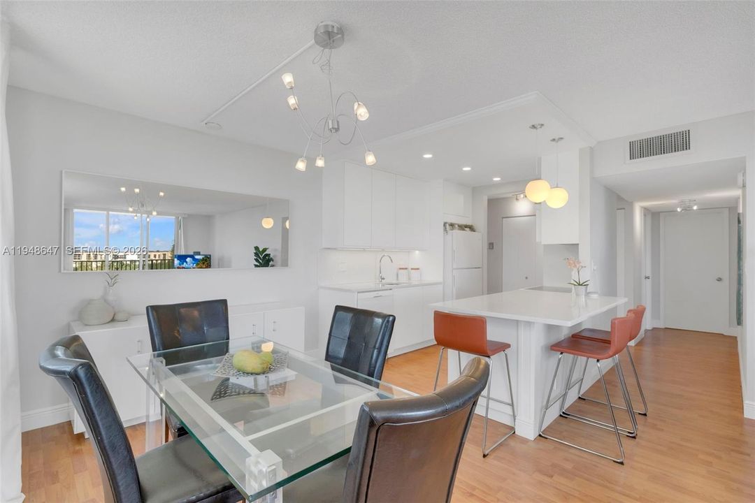 For Sale: $565,000 (2 beds, 2 baths, 1078 Square Feet)