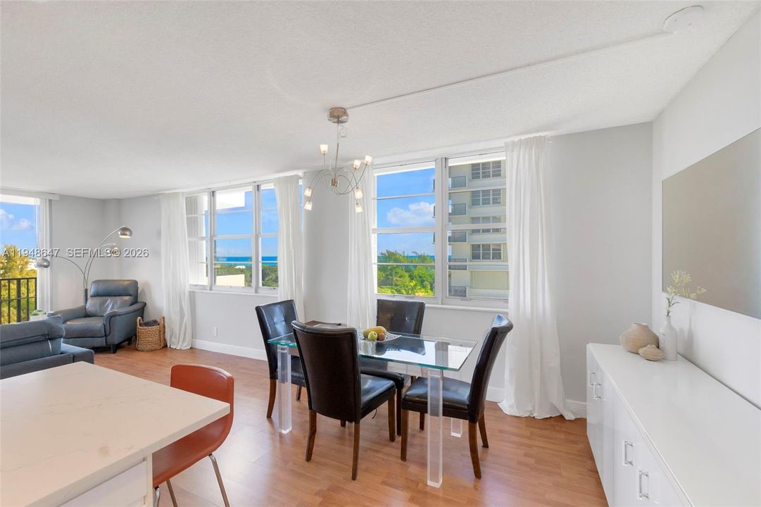 For Sale: $565,000 (2 beds, 2 baths, 1078 Square Feet)