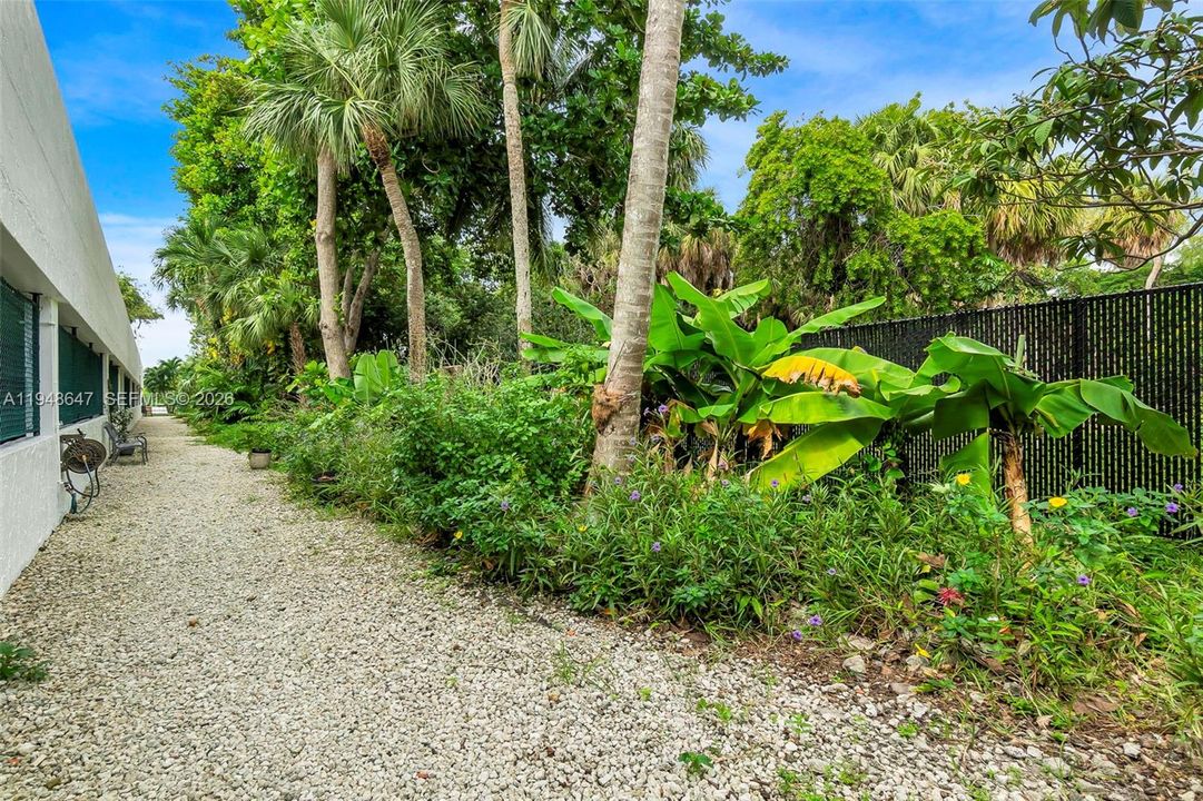 For Sale: $565,000 (2 beds, 2 baths, 1078 Square Feet)