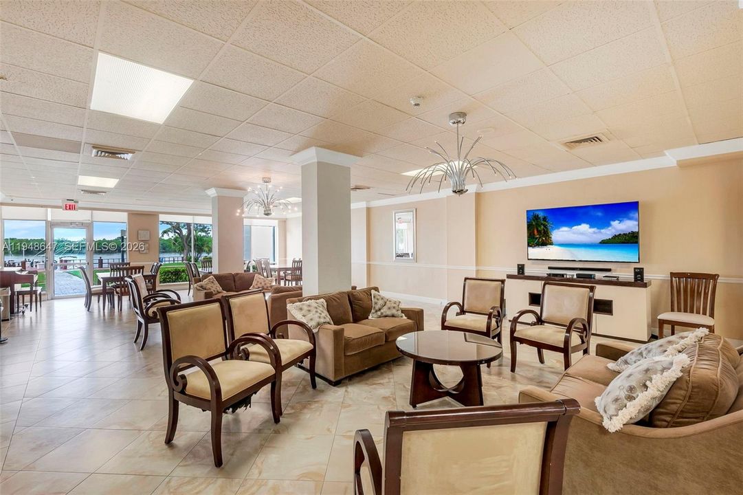 For Sale: $565,000 (2 beds, 2 baths, 1078 Square Feet)