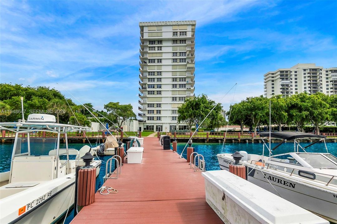 For Sale: $565,000 (2 beds, 2 baths, 1078 Square Feet)