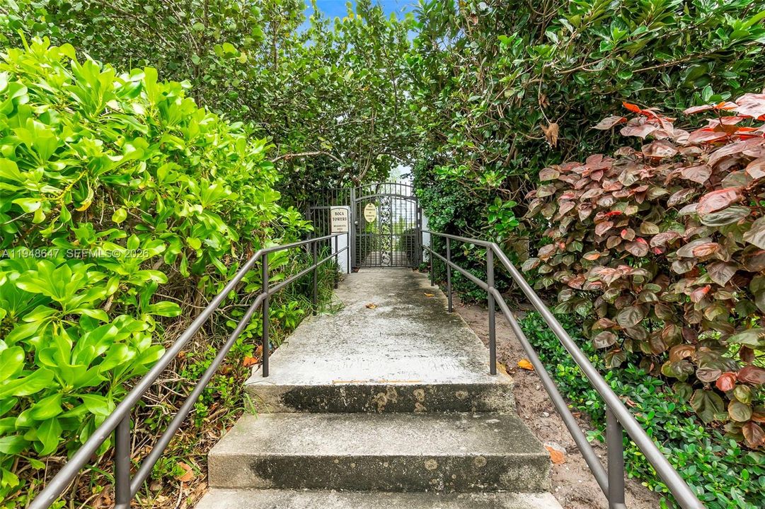 For Sale: $565,000 (2 beds, 2 baths, 1078 Square Feet)