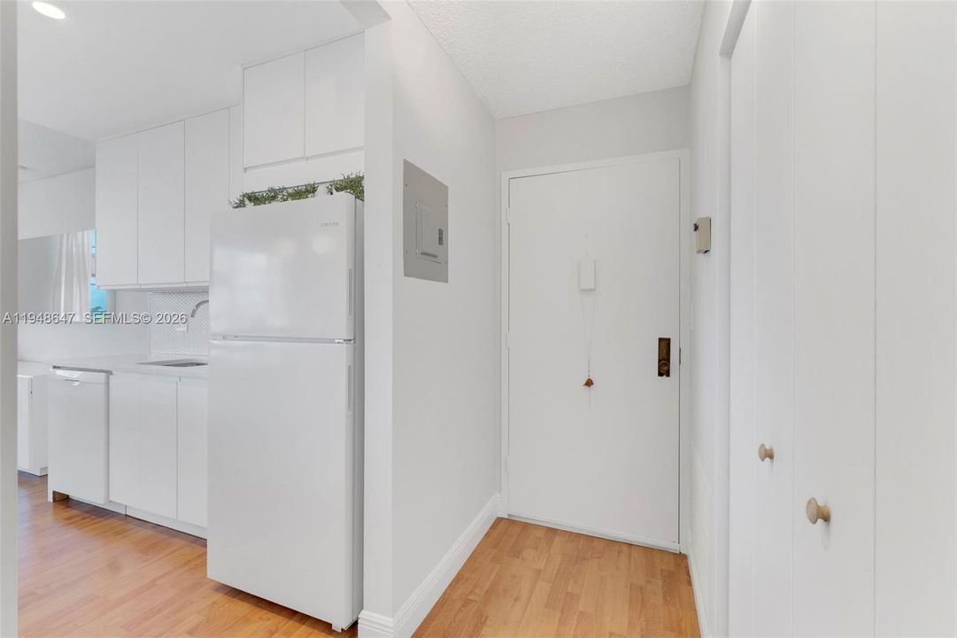 For Sale: $565,000 (2 beds, 2 baths, 1078 Square Feet)