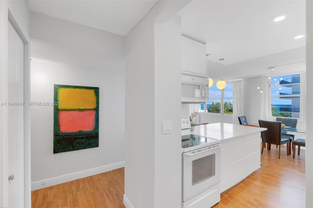 For Sale: $565,000 (2 beds, 2 baths, 1078 Square Feet)