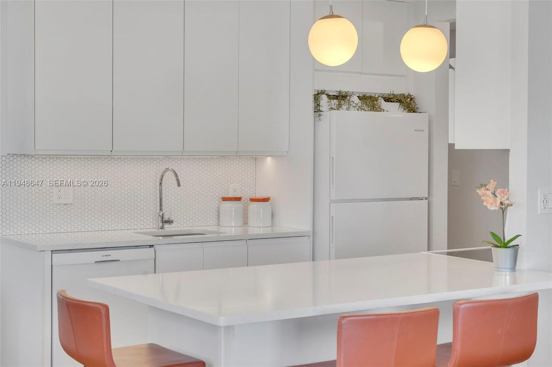 For Sale: $565,000 (2 beds, 2 baths, 1078 Square Feet)