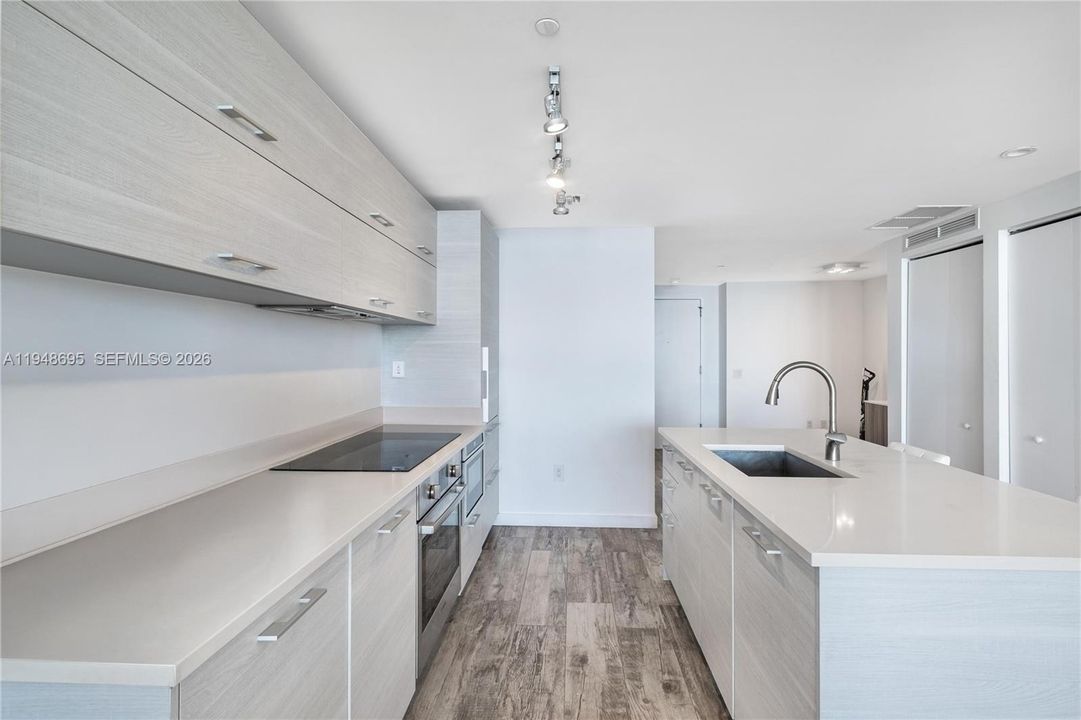 En Venta: $895,000 (2 camas, 2 baños, 1067 Pies cuadrados)