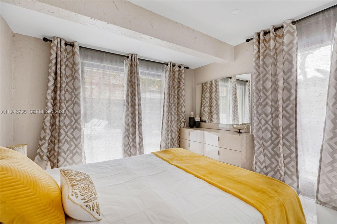 En Renta: $14,000 (5 camas, 3 baños, 2440 Pies cuadrados)