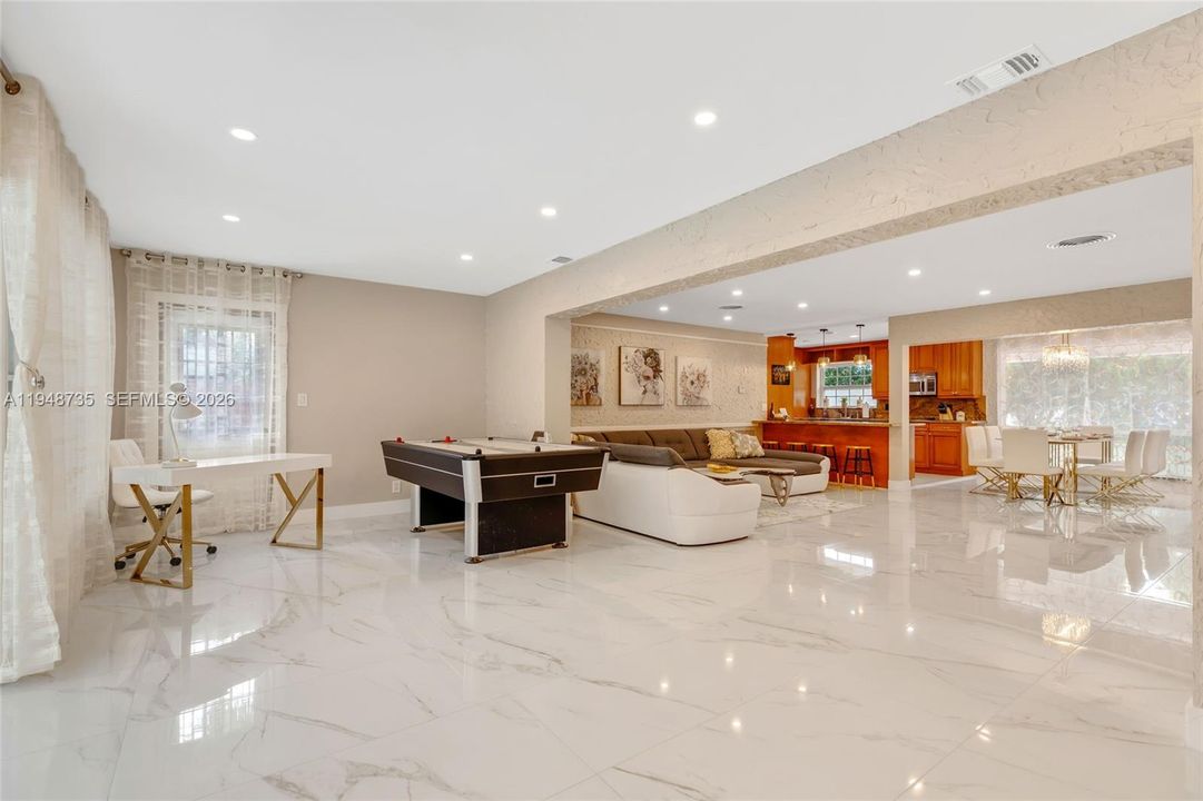En Renta: $14,000 (5 camas, 3 baños, 2440 Pies cuadrados)