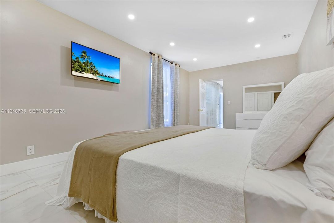 En Renta: $14,000 (5 camas, 3 baños, 2440 Pies cuadrados)