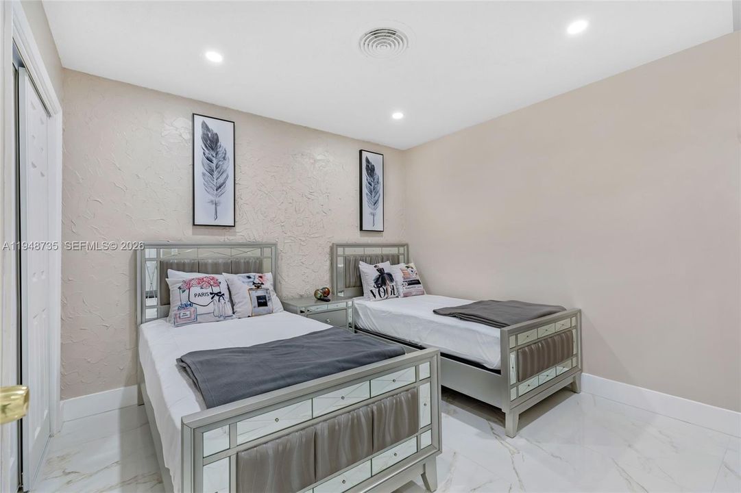 En Renta: $14,000 (5 camas, 3 baños, 2440 Pies cuadrados)