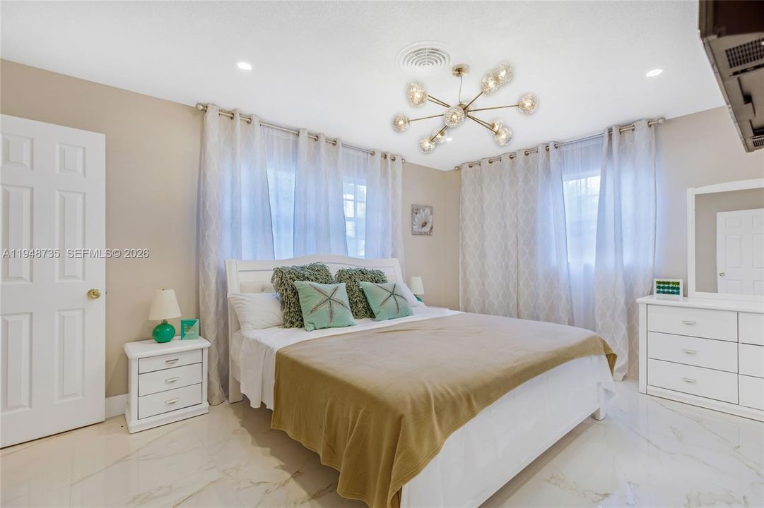 En Renta: $14,000 (5 camas, 3 baños, 2440 Pies cuadrados)
