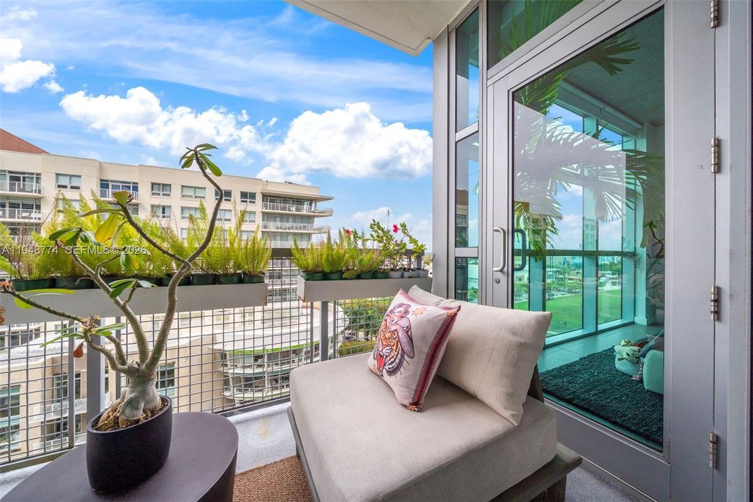 For Sale: $529,000 (1 beds, 1 baths, 761 Square Feet)