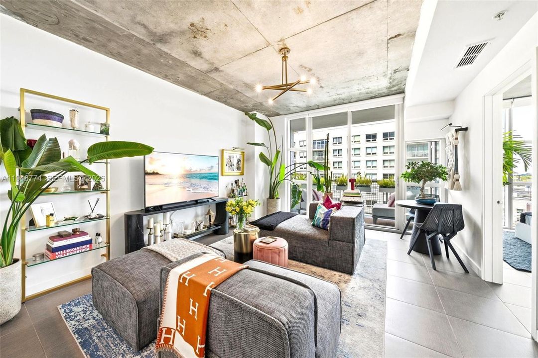For Sale: $529,000 (1 beds, 1 baths, 761 Square Feet)