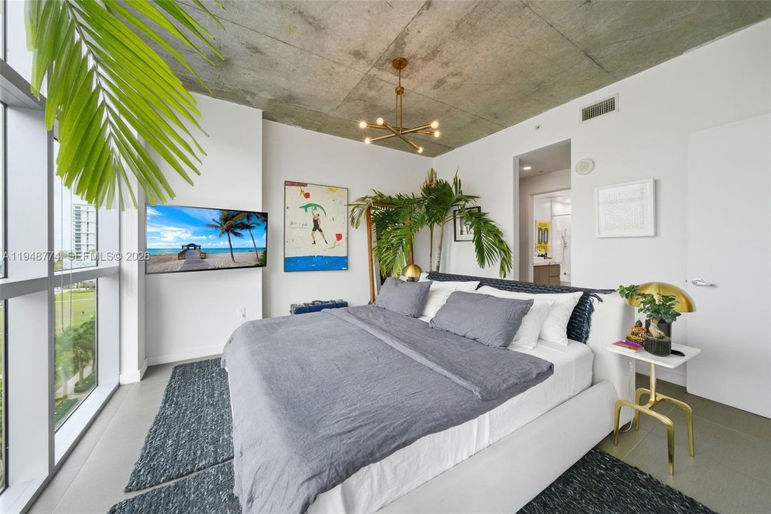 For Sale: $529,000 (1 beds, 1 baths, 761 Square Feet)