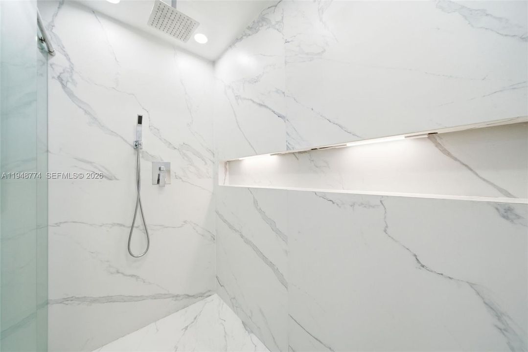 For Sale: $529,000 (1 beds, 1 baths, 761 Square Feet)