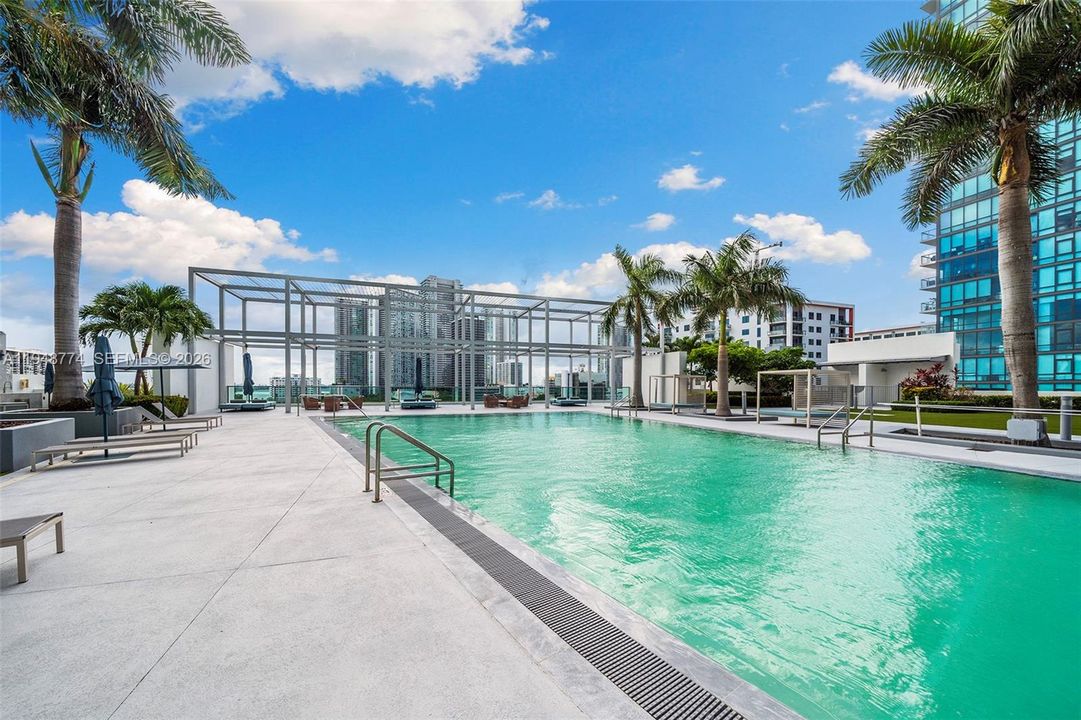 For Sale: $529,000 (1 beds, 1 baths, 761 Square Feet)
