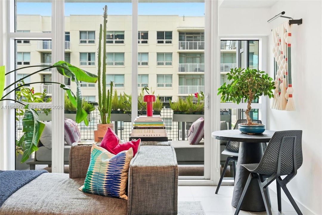 For Sale: $529,000 (1 beds, 1 baths, 761 Square Feet)