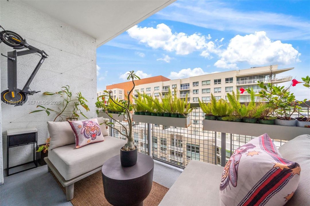 For Sale: $529,000 (1 beds, 1 baths, 761 Square Feet)