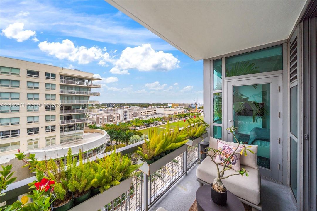 For Sale: $529,000 (1 beds, 1 baths, 761 Square Feet)