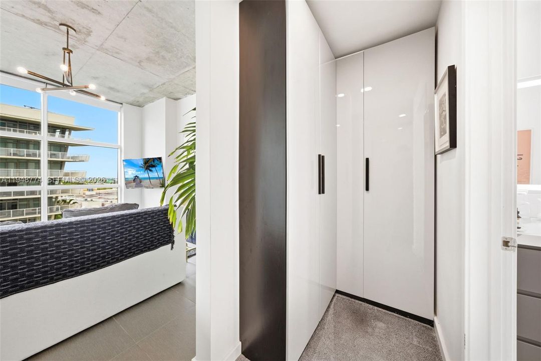 For Sale: $529,000 (1 beds, 1 baths, 761 Square Feet)