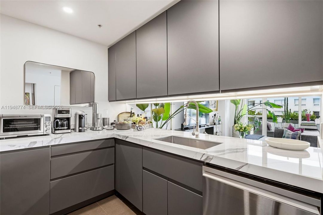 For Sale: $529,000 (1 beds, 1 baths, 761 Square Feet)