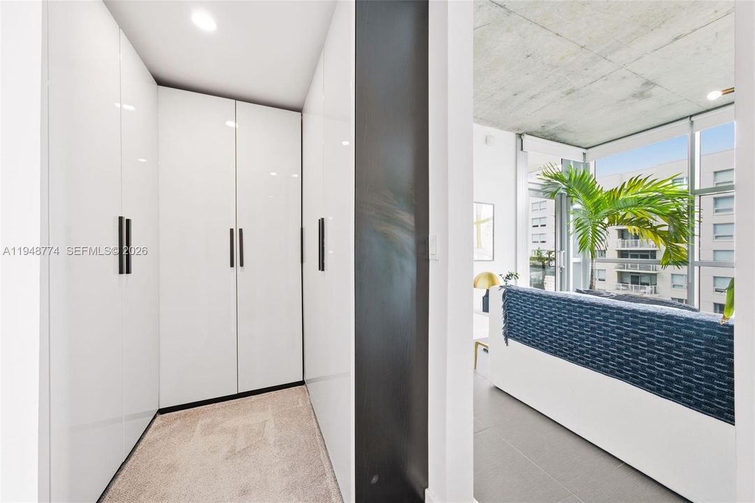 For Sale: $529,000 (1 beds, 1 baths, 761 Square Feet)