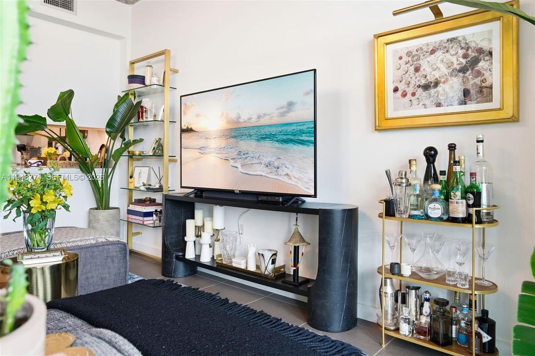 For Sale: $529,000 (1 beds, 1 baths, 761 Square Feet)