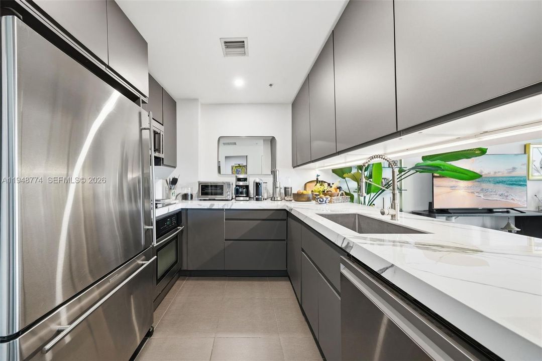 For Sale: $529,000 (1 beds, 1 baths, 761 Square Feet)