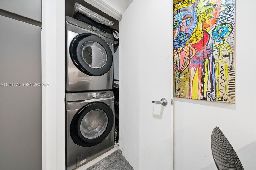 For Sale: $529,000 (1 beds, 1 baths, 761 Square Feet)