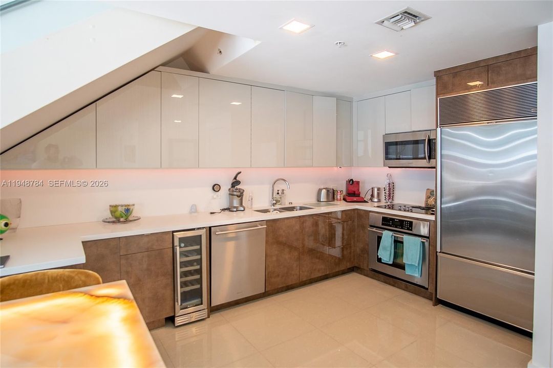 For Sale: $715,000 (1 beds, 2 baths, 1291 Square Feet)